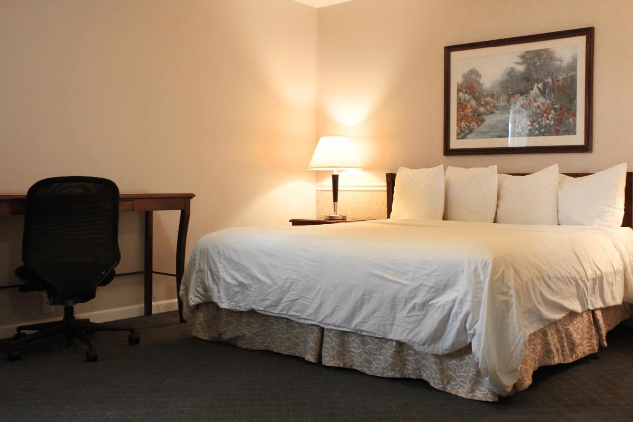 Alpine Inn & Suites Рокфорд Экстерьер фото