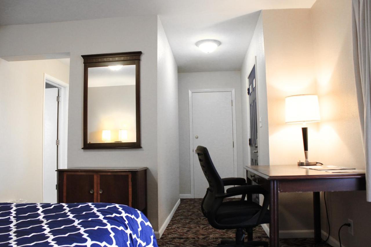 Alpine Inn & Suites Рокфорд Экстерьер фото
